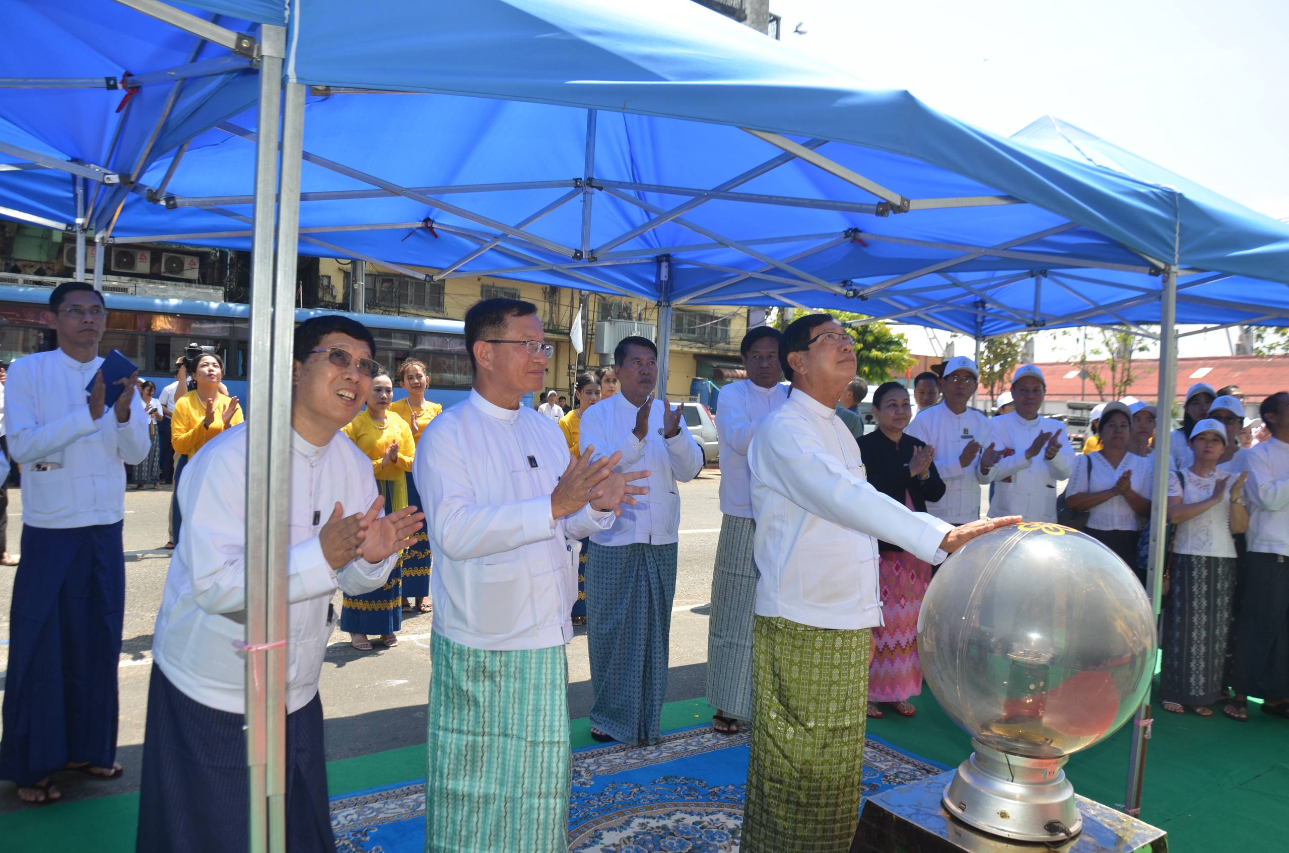ဘဏ္ဍာရေးနှင့်အခွန်ဝန်ကြီးဌာန မြန်မာ့လယ်ယာဖွံ့ဖြိုးရေးဘဏ်  ရန်ကုန်မြို့၊ လသာလမ်းရုံးဖွင့်ပွဲ အခမ်းအနားကျင်းပ